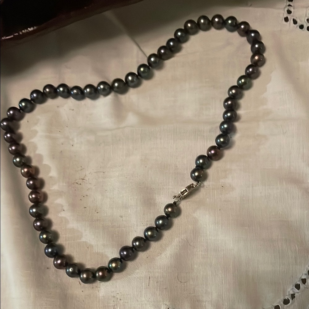 Elegant Black Pearl Necklace